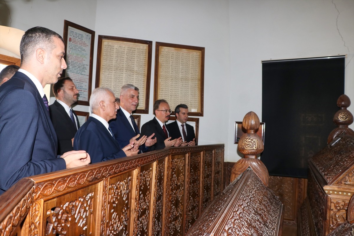 Ticaret Bakanı Ömer Bolat, Siirt'teki programı kapsamında Tillo ilçesinde bulunan İbrahim Hakkı ve...