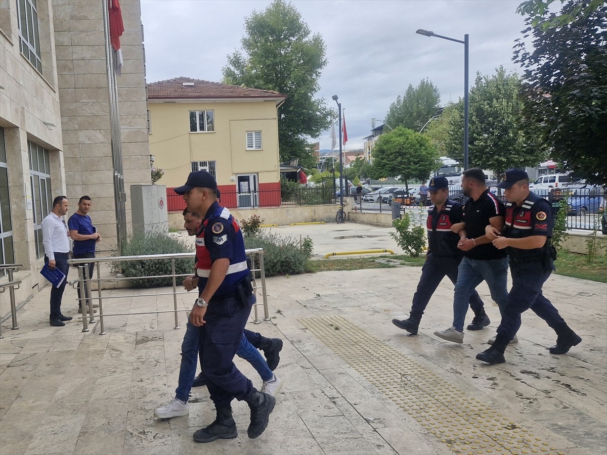 Tokat'ın Erbaa ilçesinde düğünlerde havaya ateş ettikleri iddiasıyla gözaltına alınan 9 şüpheliden...