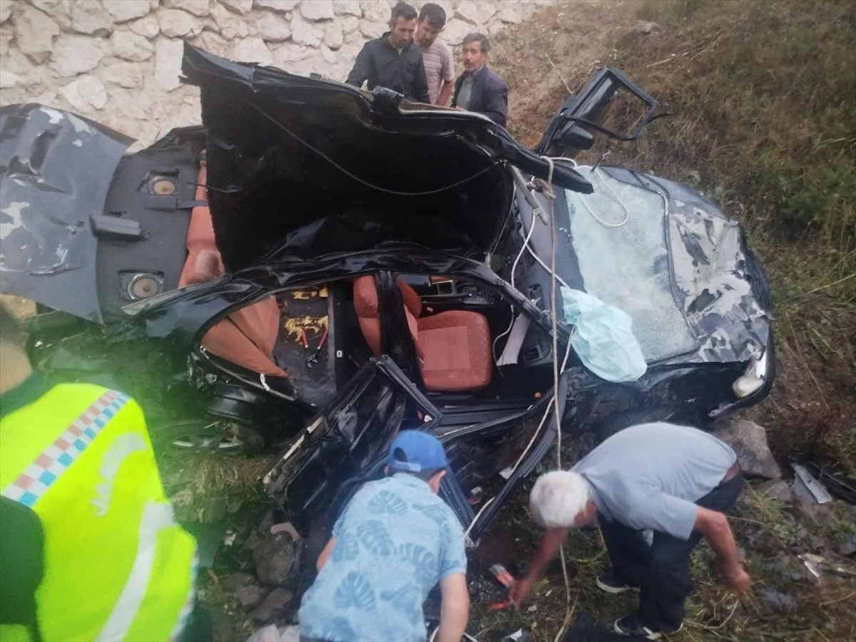  Tokat'ın Reşadiye ilçesinde otomobilin şarampole devrilmesi sonucu 2 kişi öldü, 3 kişi...