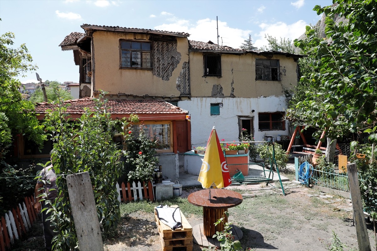 Tokat'ta bir dönem jandarma karakolu olarak da kullanılan tarihi Hisariye Medresesi sakinleri...