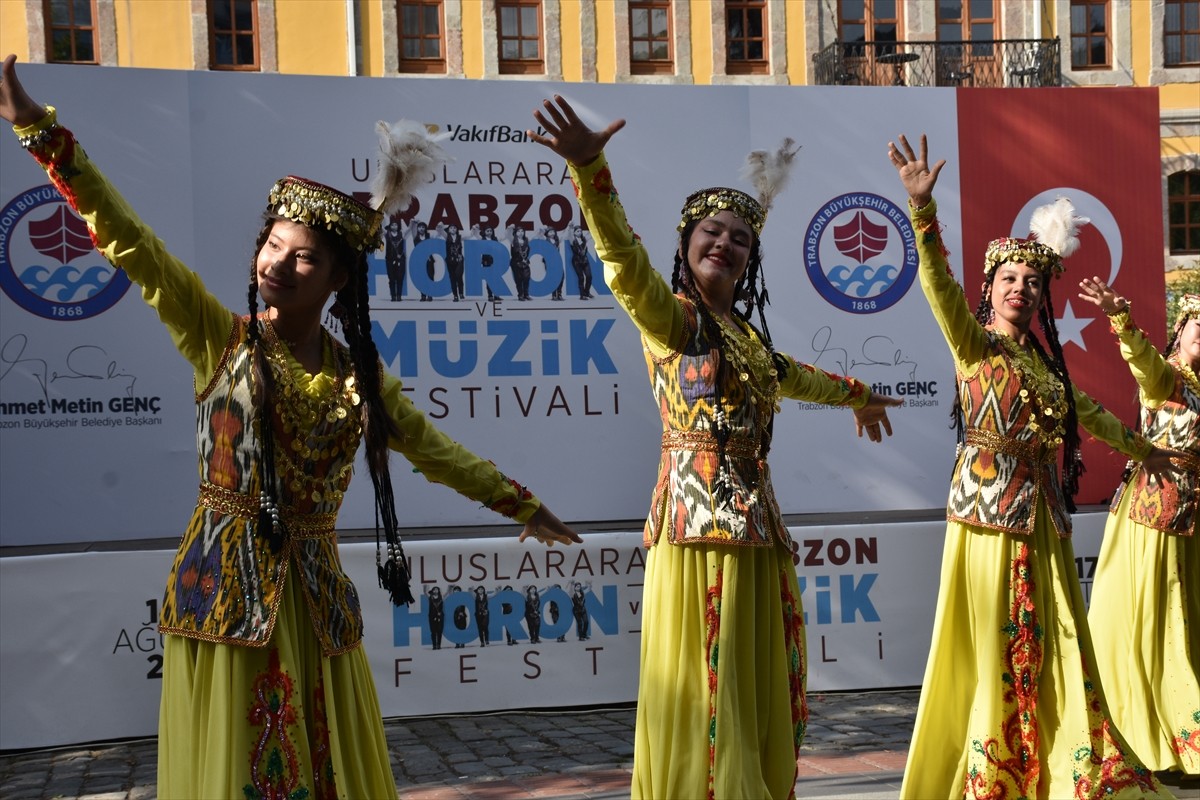 Trabzon'da 3'üncüsü düzenlenen "Uluslararası Trabzon Horon ve Müzik Festivali" kapsamında farklı...