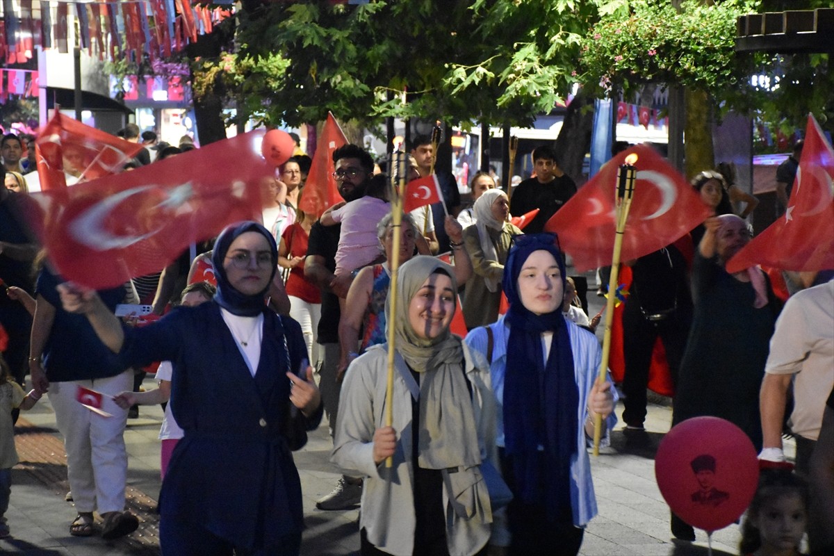 Trabzon'da, 30 Ağustos Zafer Bayramı kutlamaları kapsamında fener alayı yapıldı. Türk bayrakları...
