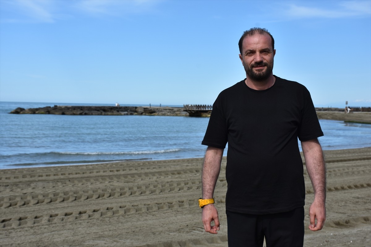 Trabzon'da uzmanlar özellikle kontrolün olduğu ve cankurtaran hizmetinin verildiği yerlerde denize...