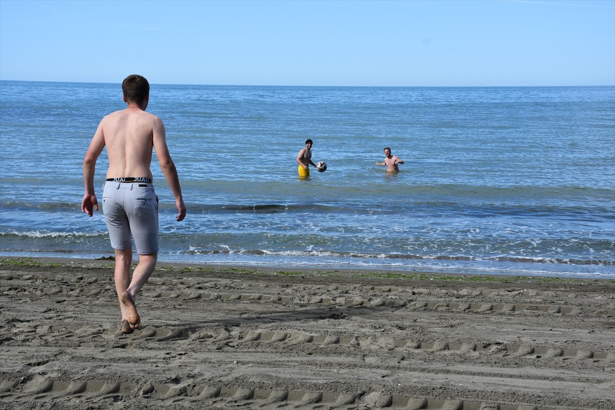 Trabzon'da uzmanlar özellikle kontrolün olduğu ve cankurtaran hizmetinin verildiği yerlerde denize...