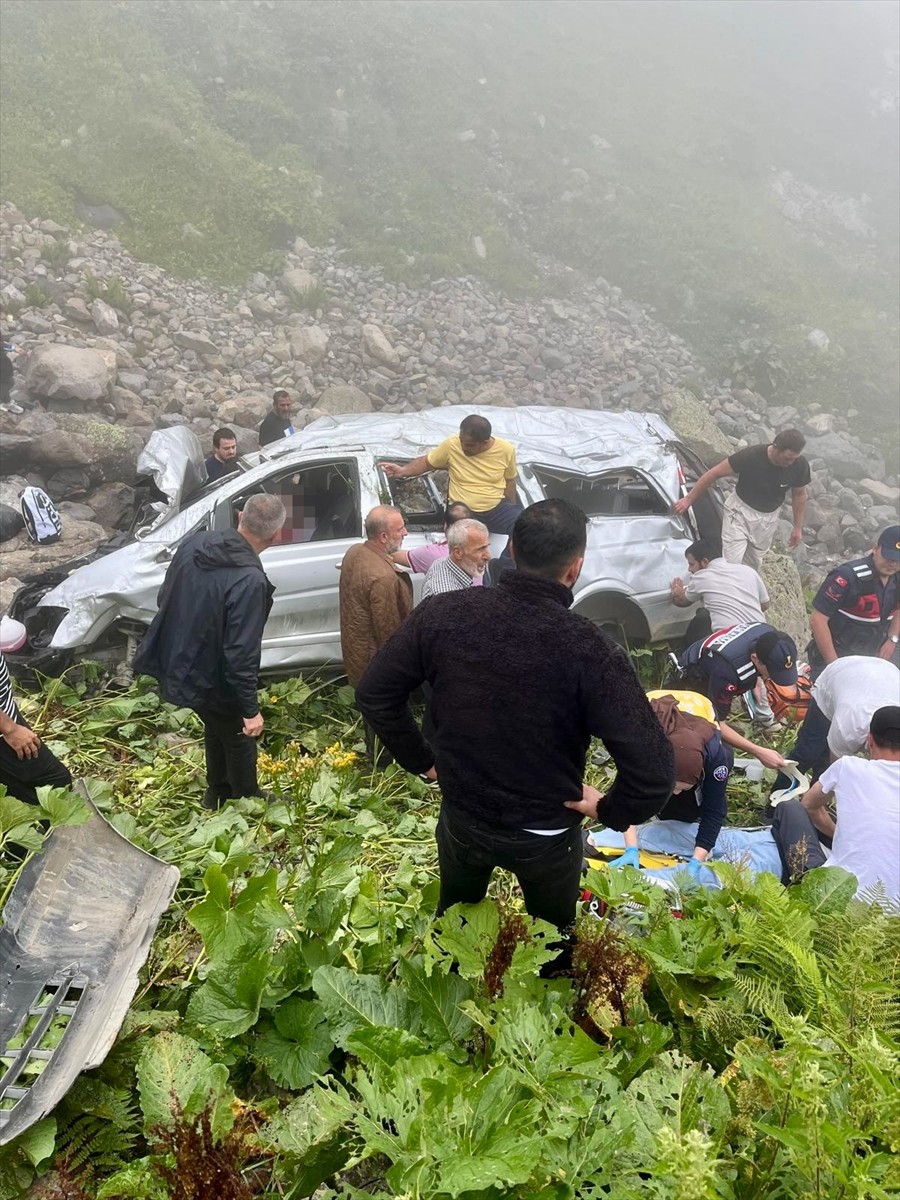 Trabzon'un Çaykara ilçesinde panelvanın uçuruma yuvarlandığı kazada 2 kişi hayatını kaybetti, 4...