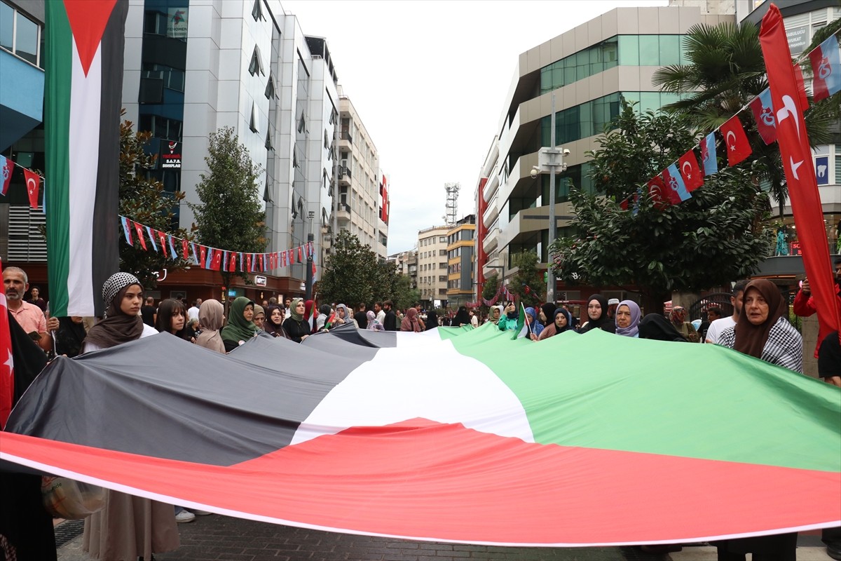 Trabzon'un Ortahisar ilçesinde Filistin'e destek için yürüyüş gerçekleştirildi.