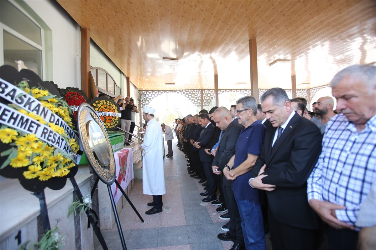 Trendyol 1. Lig ekiplerinden Hatayspor'un eski başkanı Mehmet Şaşmaz'ın (64) cenazesi, Antakya'da...