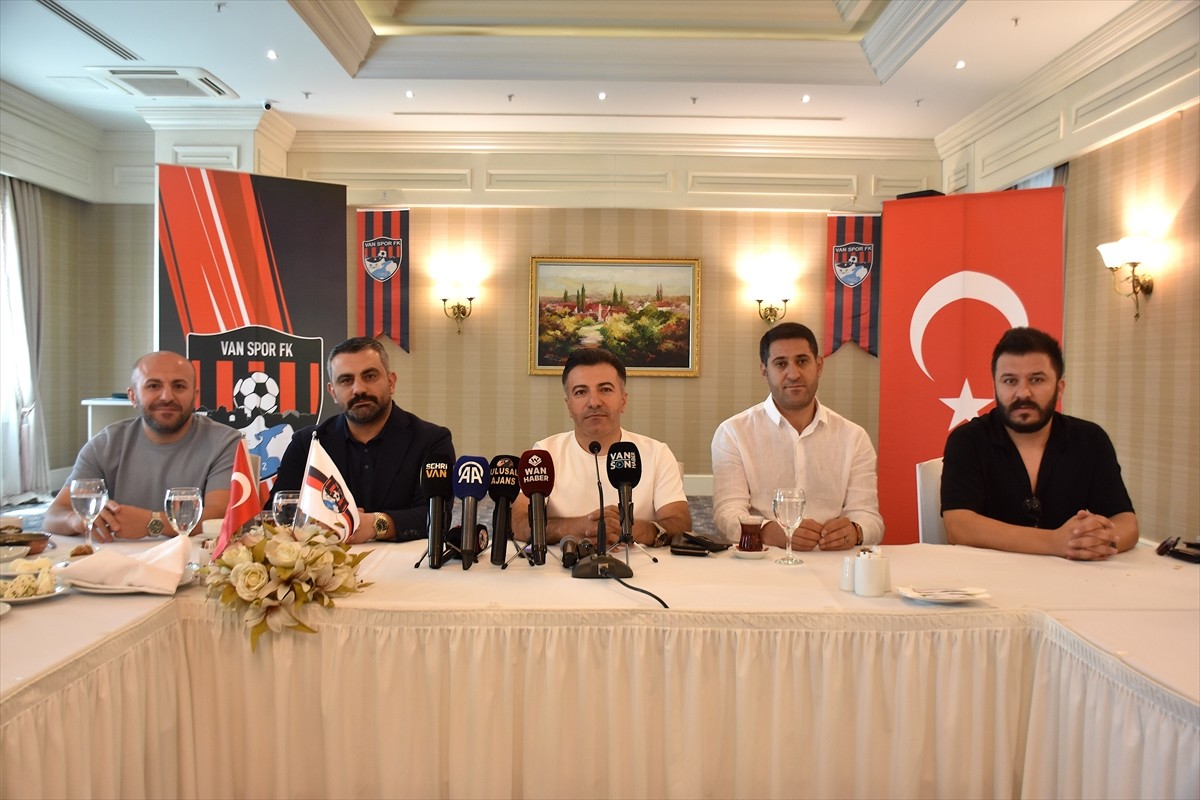Trendyol 1. Lig ekiplerinden İmaj Altyapı Vanspor Futbol Kulübü Başkanı Erol Temel (ortada)...