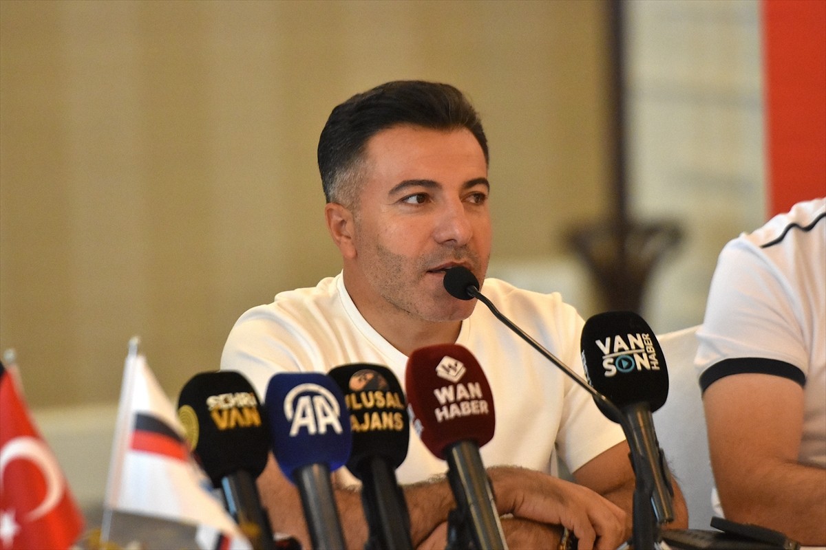 Trendyol 1. Lig ekiplerinden İmaj Altyapı Vanspor Futbol Kulübü Başkanı Erol Temel (ortada)...