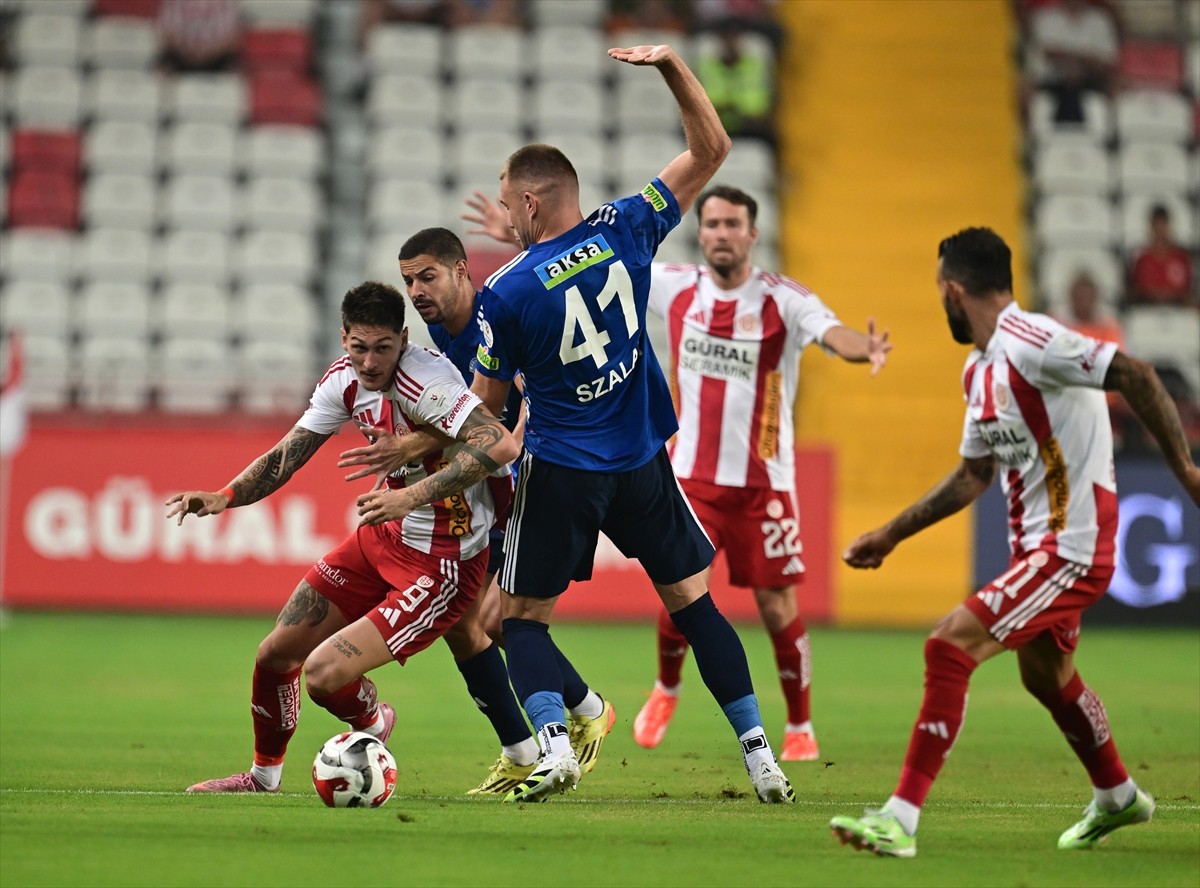 Trendyol Süper Lig'in ilk haftasında Hesap.com Antalyaspor ile Kasımpaşa takımları Corendon...