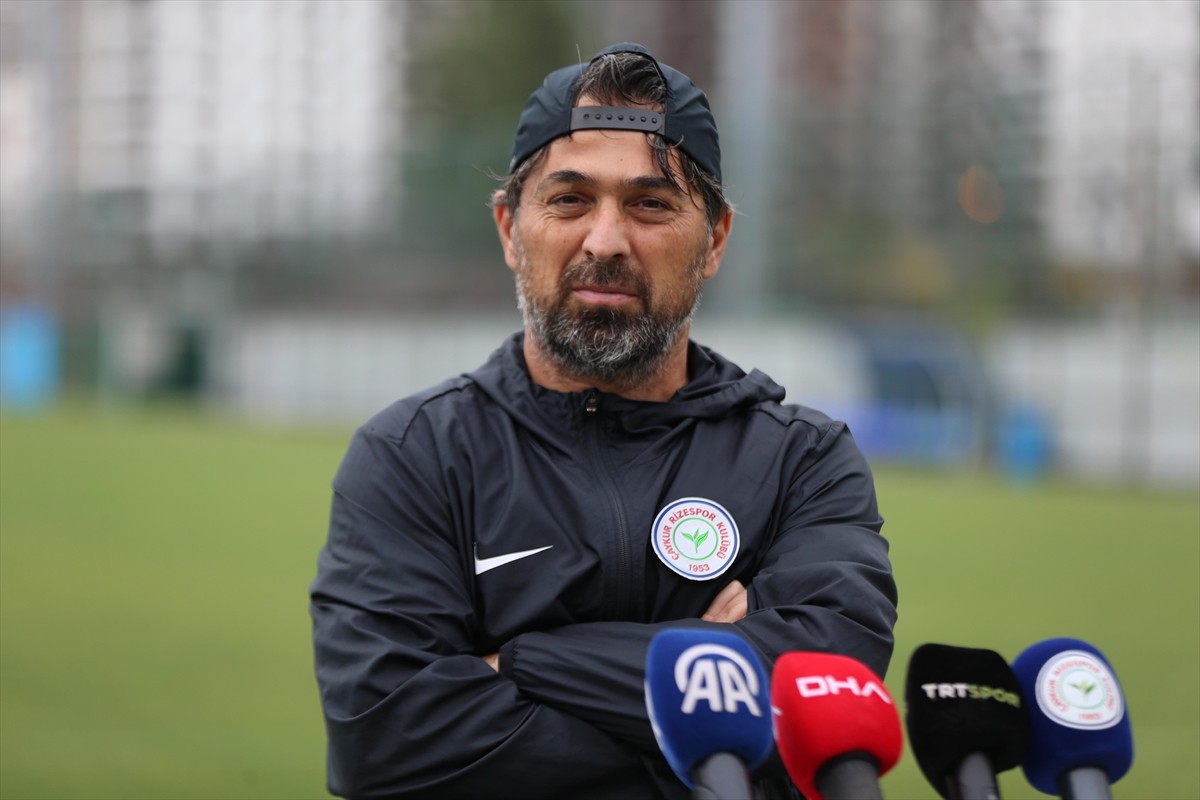 Trendyol Süper Lig ekiplerinden Çaykur Rizespor'un teknik direktörü İlhan Palut, Mehmet Cengiz...