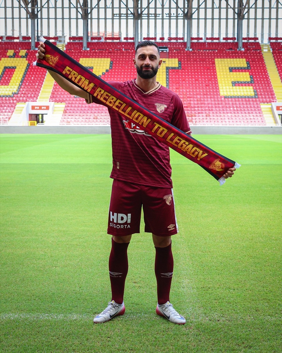 Trendyol Süper Lig ekiplerinden Göztepe, orta saha oyuncusu Efkan Bekiroğlu ile 1 yılı opsiyonlu 2...