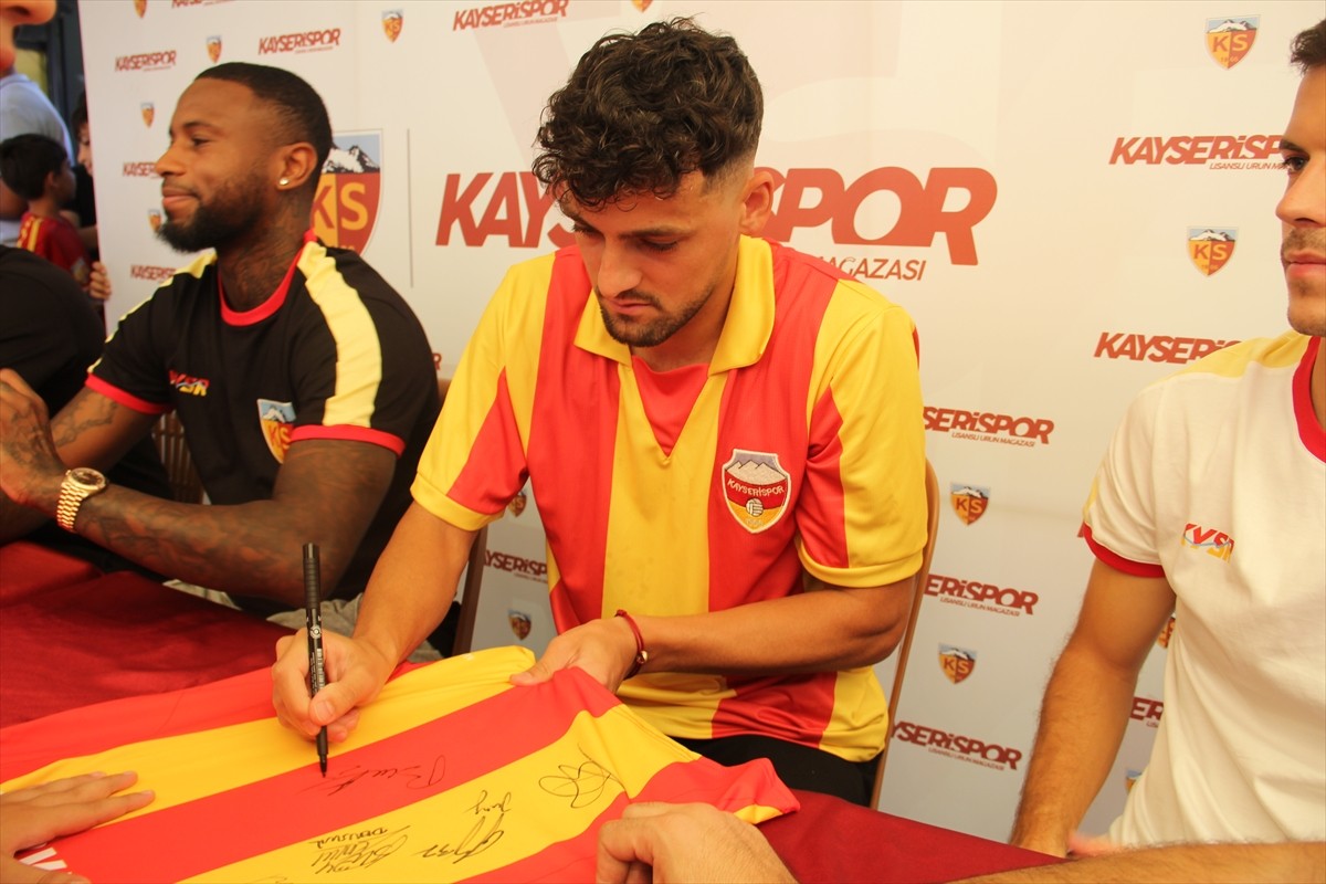Trendyol Süper Lig ekiplerinden Zecorner Kayserispor'da 5 futbolcu, düzenlenen imza gününde...