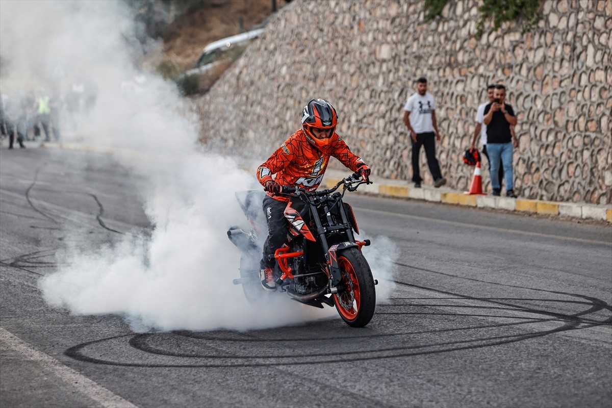 Tunceli'de düzenlenen MamekiFest etkinlikleri kapsamında motosiklet akrobasi gösterisi...