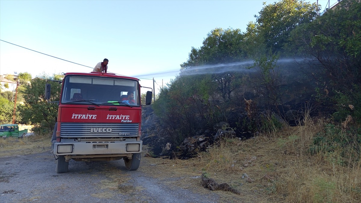 Tunceli'nin Çemişgezek ilçesinde otluk alanda çıkan yangın, ekiplerin müdahalesiyle...