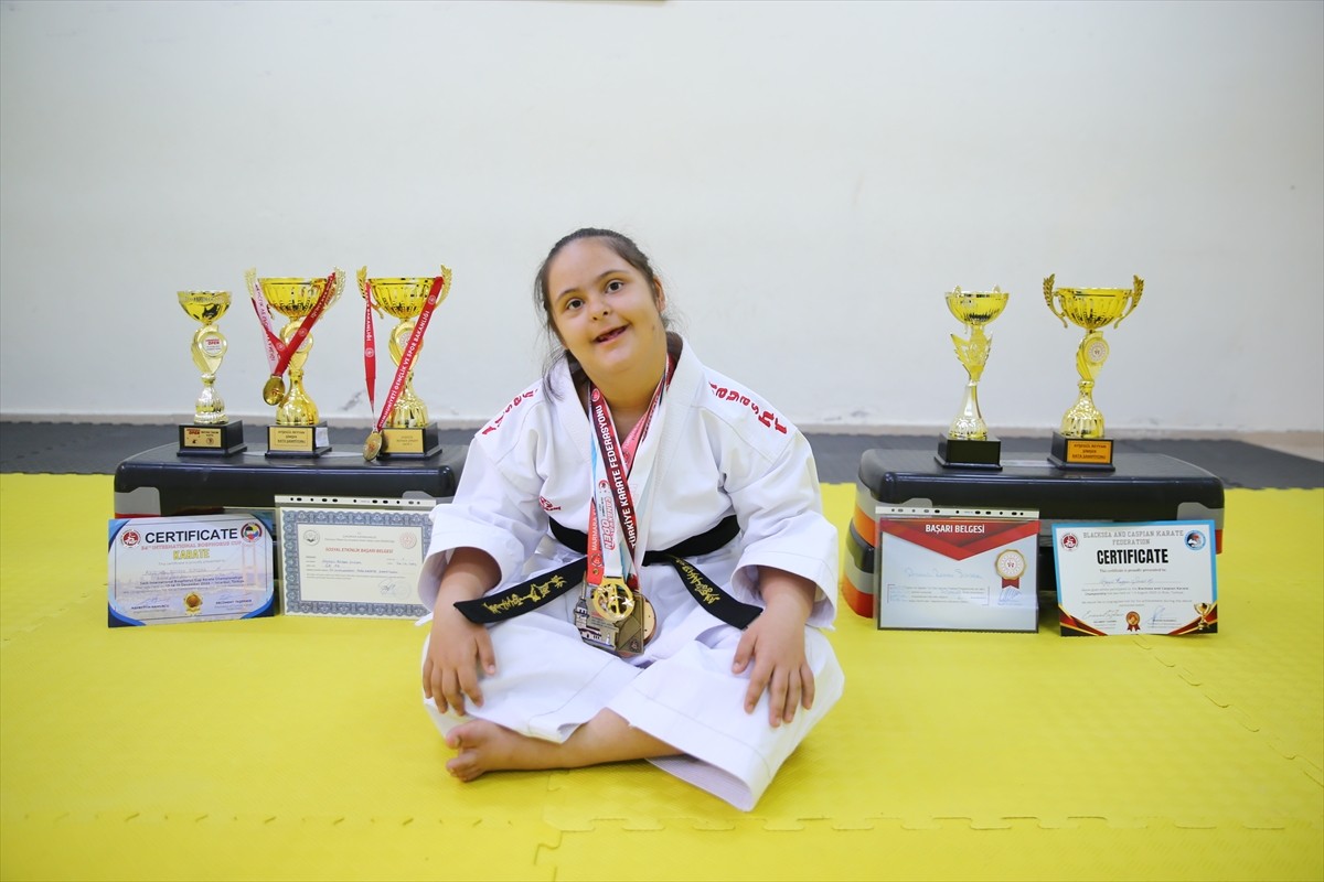 Tüp bebek tedavisiyle dünyaya gelen Ayşegül Reyyan Şimşek, ailesinin yönlendirmesiyle başladığı...