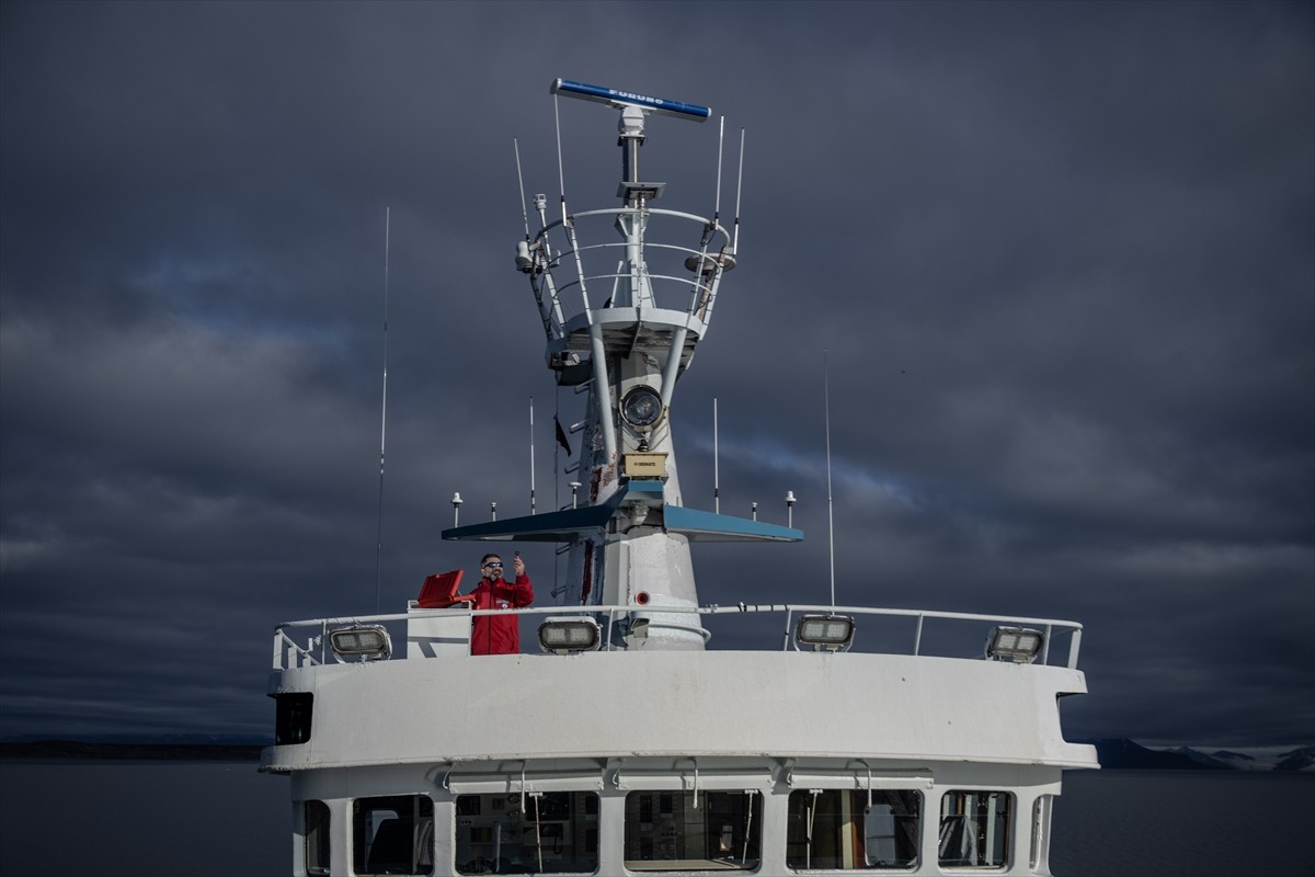 Türk bilim insanları, Kuzey Kutbu ve Güney Kutbu'ndaki bilimsel araştırma seferleriyle atmosfer ve...