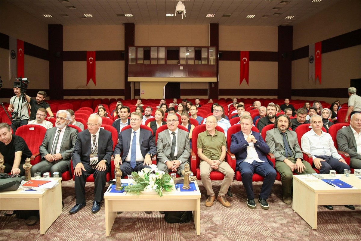 Türk Dil Kurumu (TDK) ve Karamanoğlu Mehmetbey Üniversitesi işbirliğiyle Karaman'da düzenlenen...