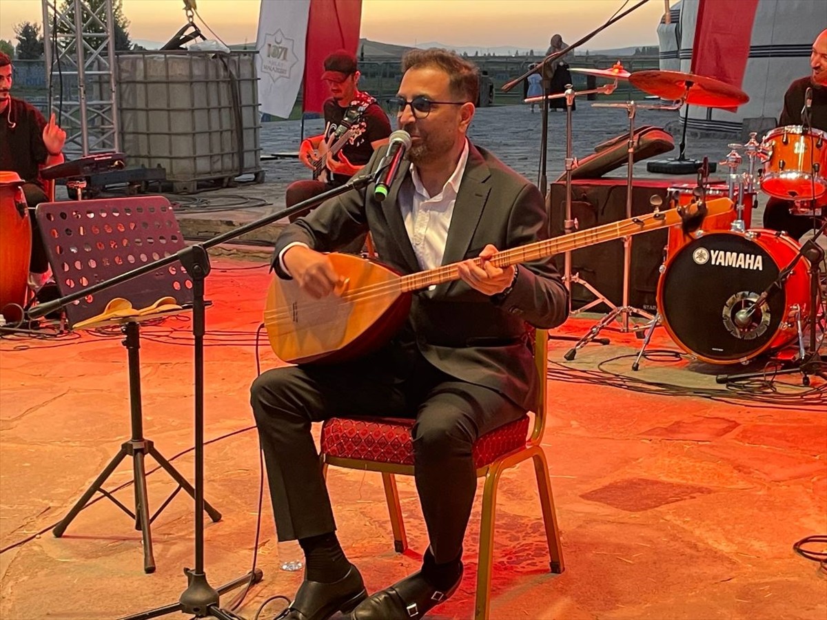 Türk Halk Müziği Sanatçısı İsmail Altunsaray, Muş'un Malazgirt ilçesinde düzenlenen Malazgirt...