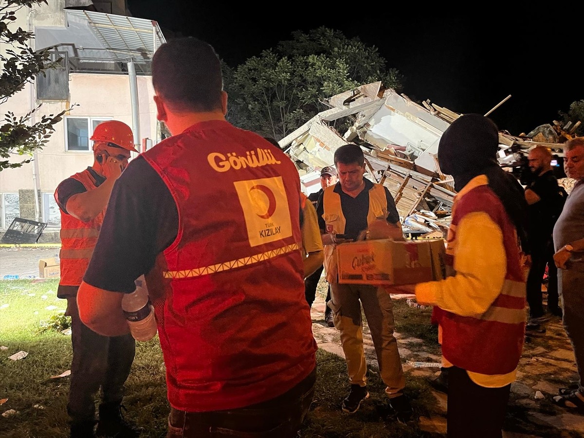 Türk Kızılay, Balıkesir'in Sındırgı ilçesinde meydana gelen deprem sonrası sıcak yemek, içecek ve...