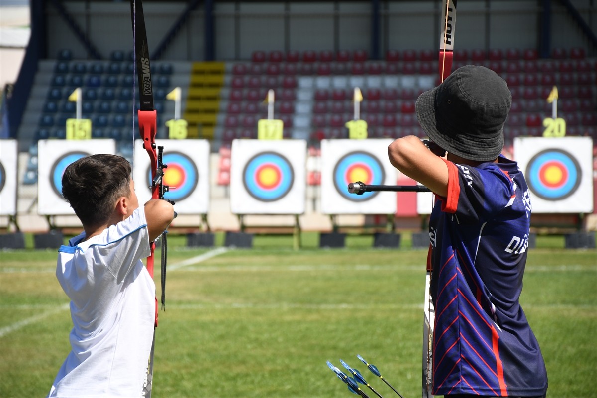 Türk okçuluğu için yeni bir dönüm noktası olarak görülen Türkiye U15 Okçuluk Ligi'nde olimpiyat...