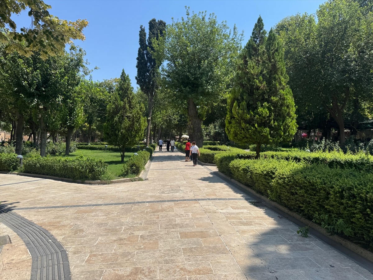 Türkiye'nin en sıcak kentlerinden Şanlıurfa'da termometreler 48 dereceyi gösterdi.