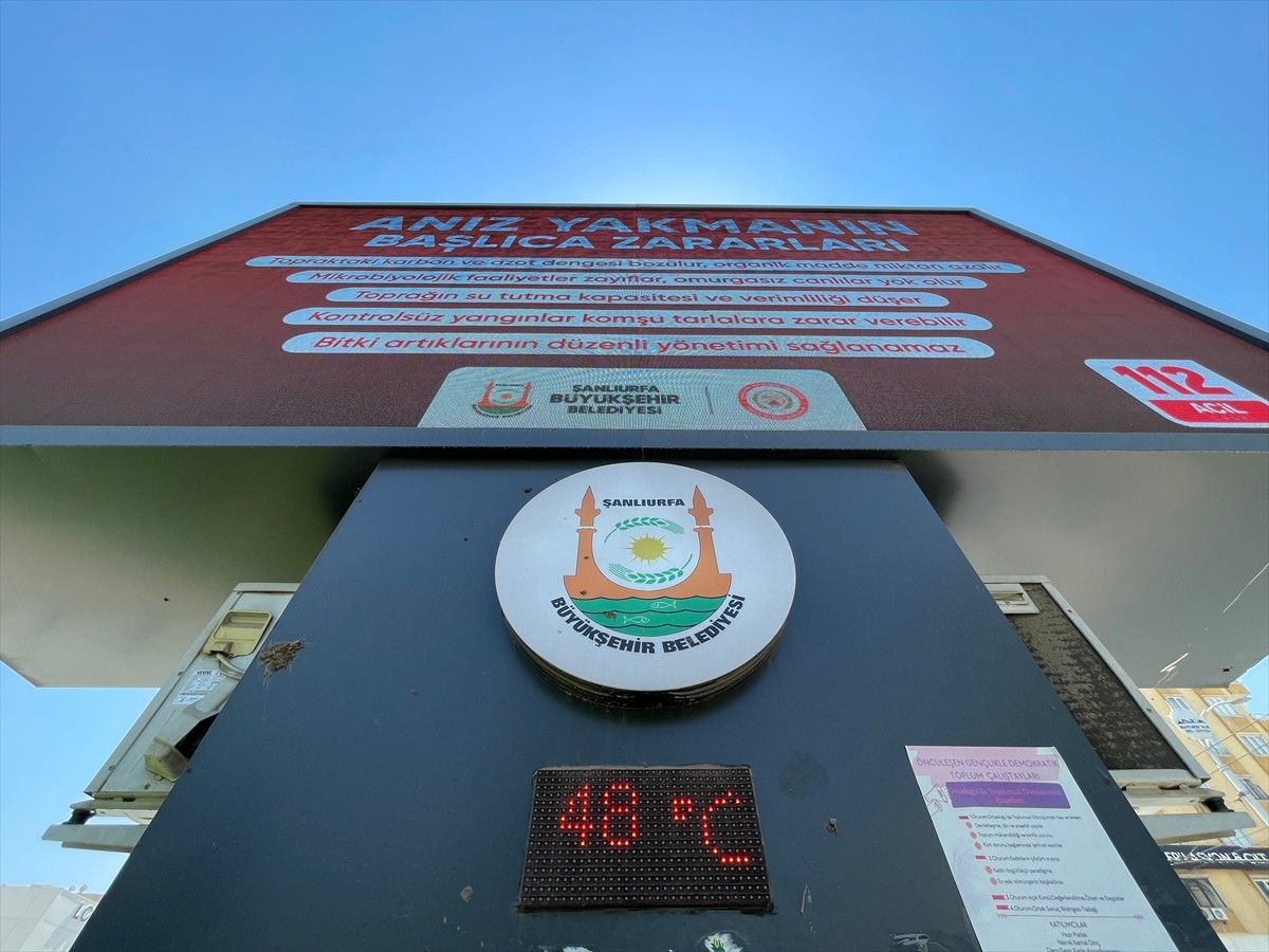 Türkiye'nin en sıcak kentlerinden Şanlıurfa'da termometreler 48 dereceyi gösterdi.