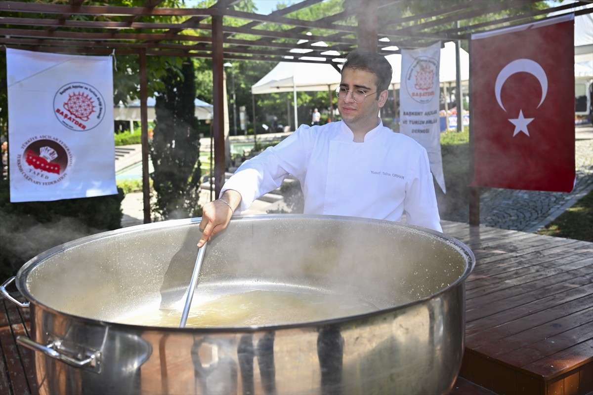 Türkiye'nin farklı bölgelerinden ünlü şefler, Gençlik Parkı'nda düzenlenen "Ankara Gurme...