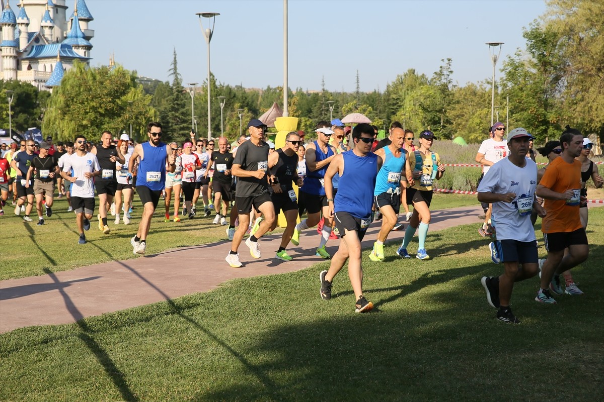 Türkiye Atletizm Federasyonu ile Eskişehir Büyükşehir Belediyesi işbirliğiyle düzenlenen ETİ...