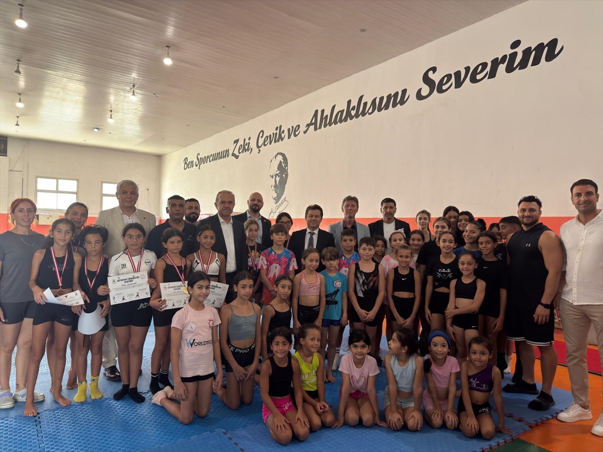 Türkiye Cimnastik Federasyonu Başkanı Suat Çelen (sol 5) ve yönetim kurulu üyeleri, Kuzey Kıbrıs...