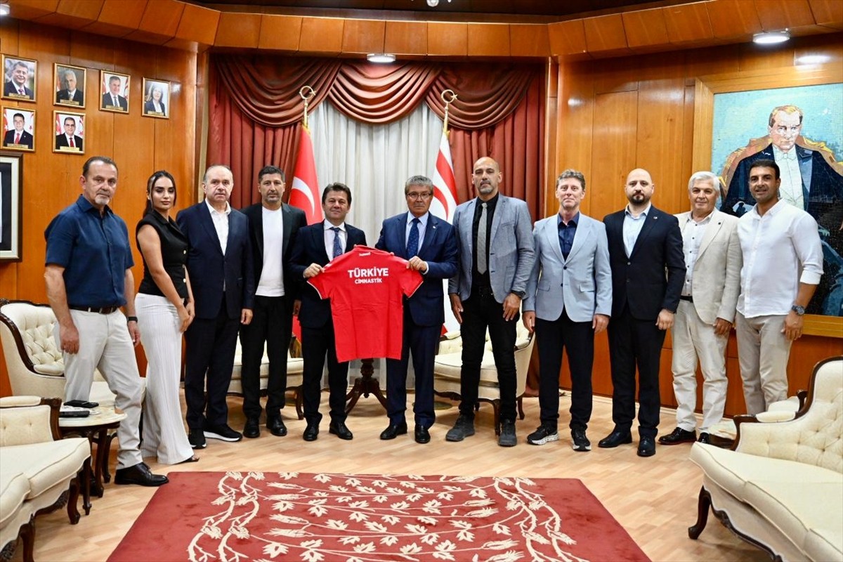 Türkiye Cimnastik Federasyonu Başkanı Suat Çelen (sol 5) ve yönetim kurulu üyeleri, Kuzey Kıbrıs...