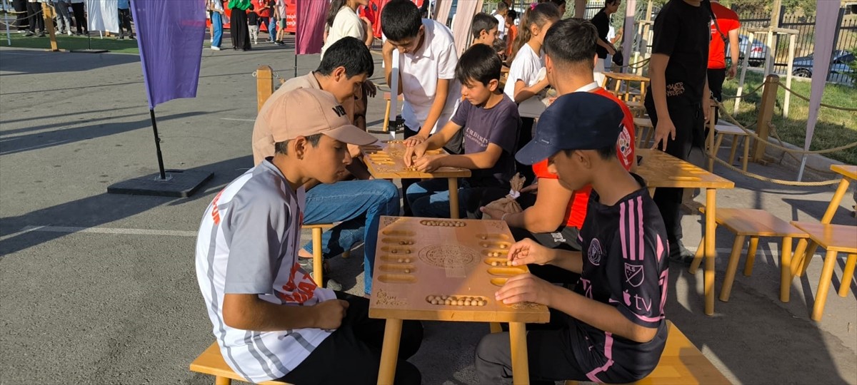 Türkiye Geleneksel Spor Dalları Federasyonunun Geleneksel Oyunlar Tırı, Şırnak'ta çocuklarla bir...