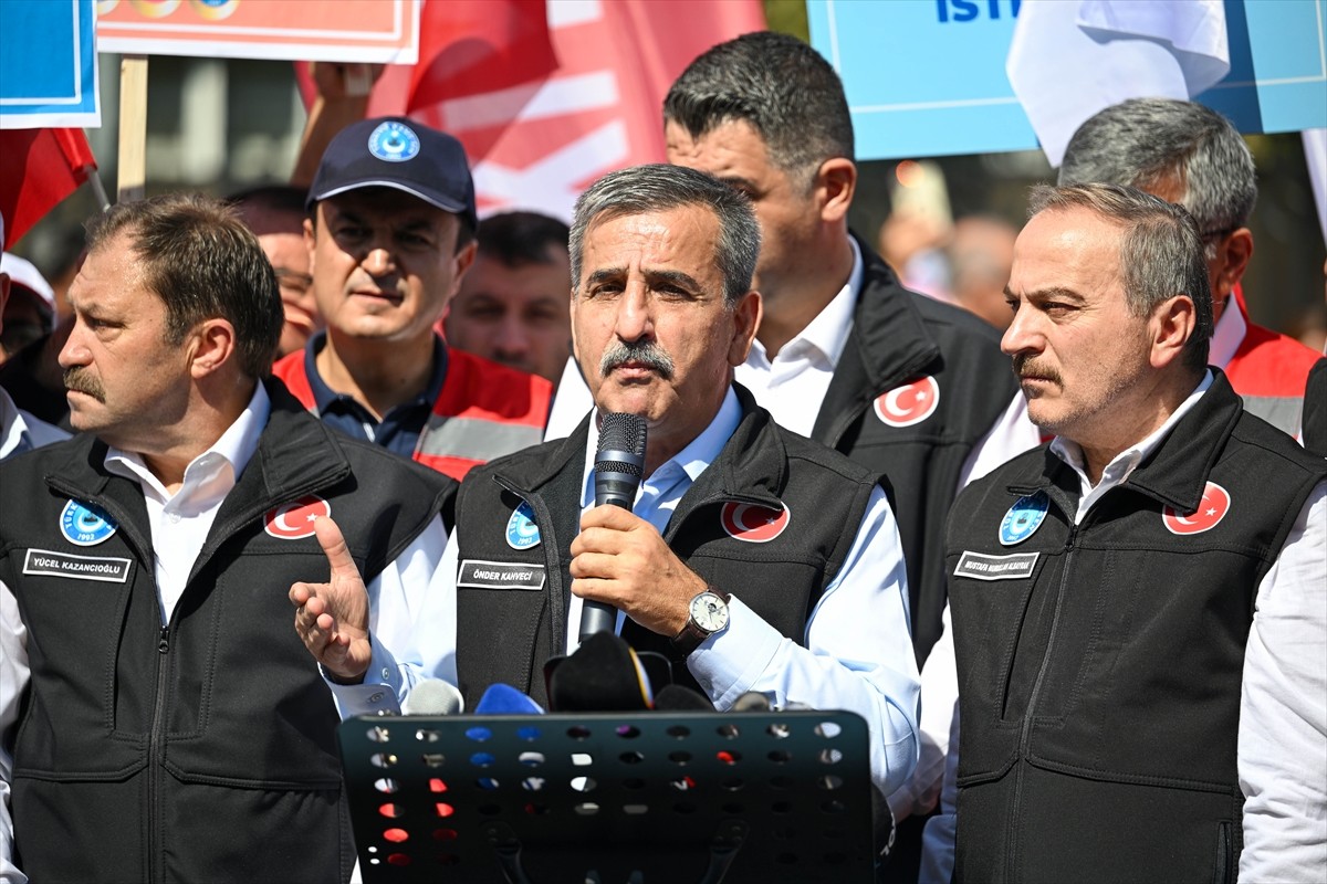 Türkiye genelinde 1 günlük iş bırakma kararı alan Türkiye Kamu-Sen üyeleri, Hazine ve Maliye...