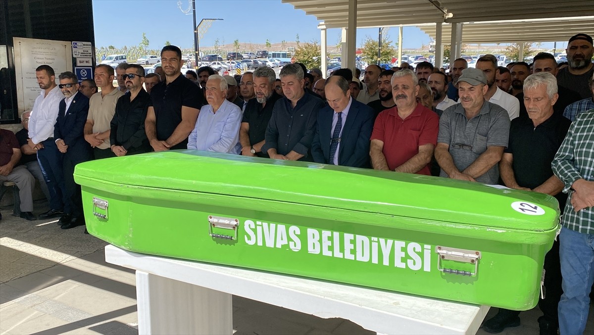 Türkiye Güreş Federasyonu Başkanı Taha Akgül'ün (sol 5) dedesi Abdullah Akgül'ün naaşı Sivas'ta...