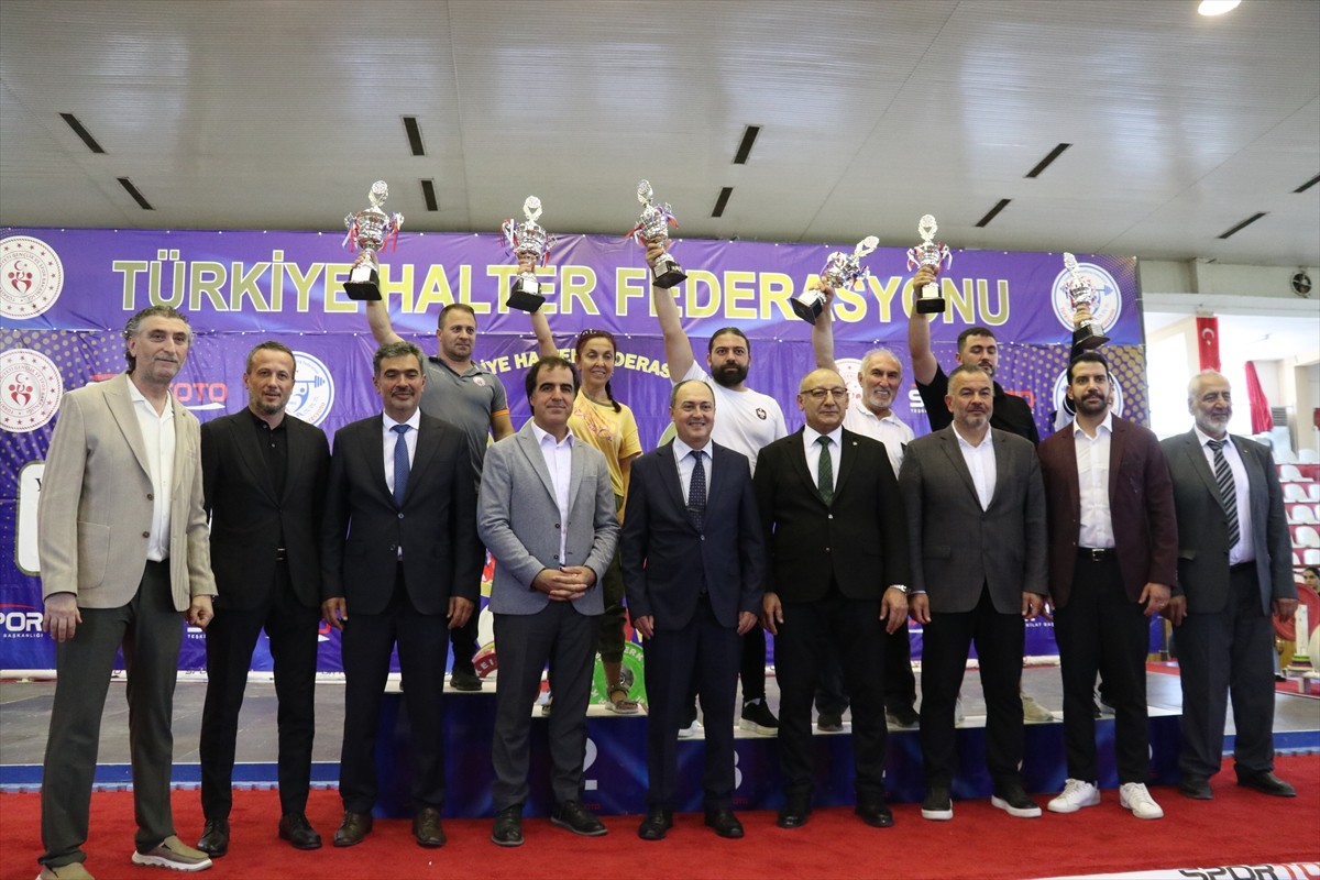 Türkiye Halter Federasyonu Başkanı Talat Ünlü (solda), Gençlik ve Spor Bakanlığı ile Türkiye...