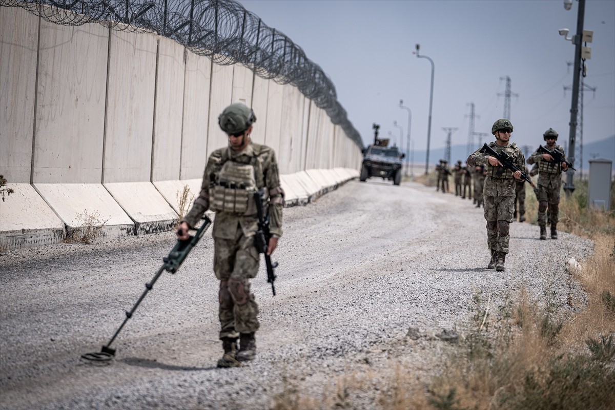 Türkiye-İran sınırının Ağrı bölümünde "vatan nöbeti" tutan Mehmetçik, elektro-optik kuleler, gece...
