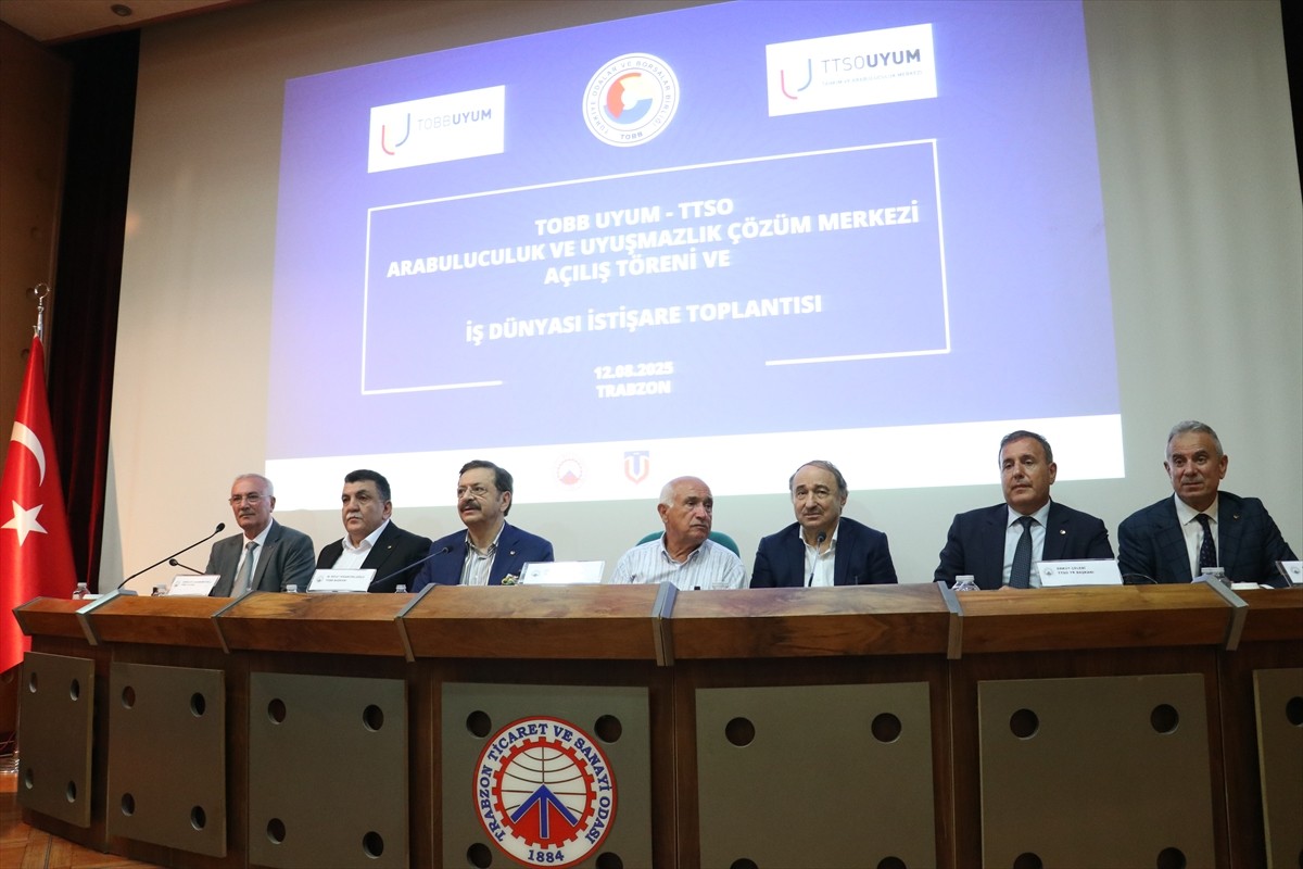 Türkiye Odalar ve Borsalar Birliği (TOBB) Başkanı Rifat Hisarcıklıoğlu (sol 3), Trabzon Ticaret ve...
