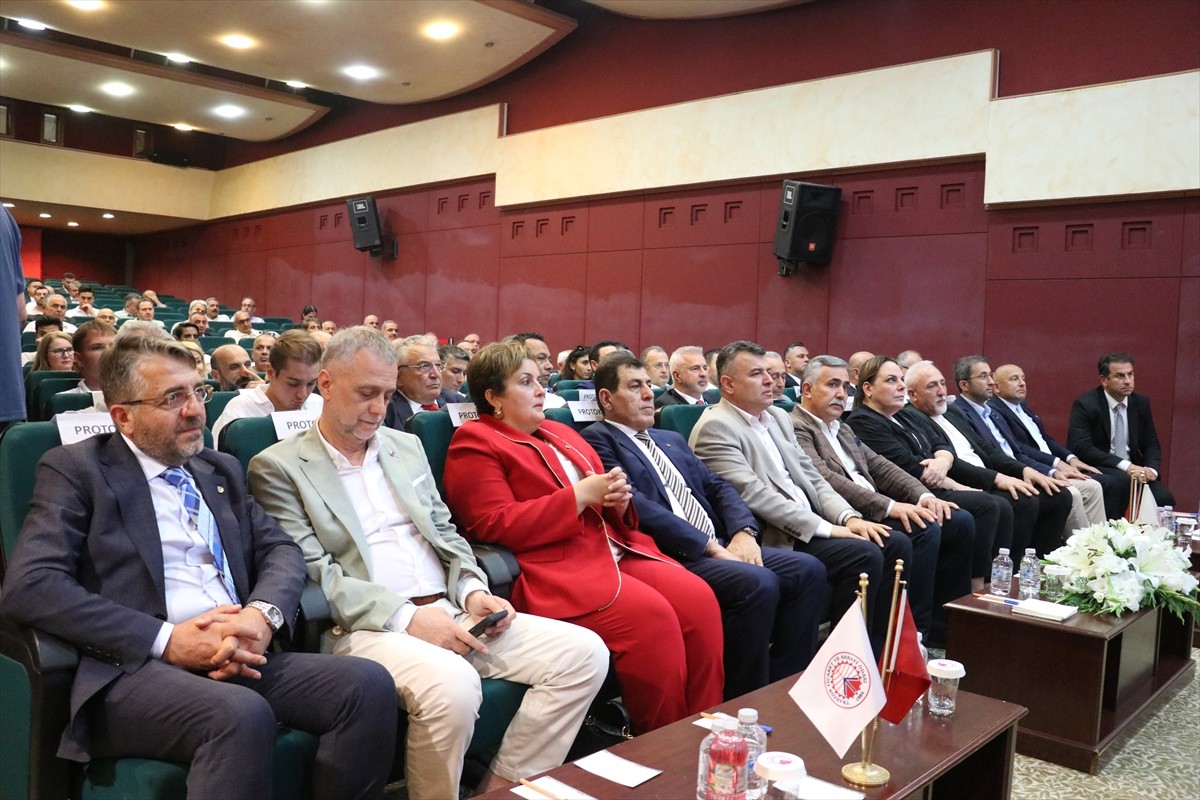 Türkiye Odalar ve Borsalar Birliği (TOBB) Başkanı Rifat Hisarcıklıoğlu (sol 3), Trabzon Ticaret ve...