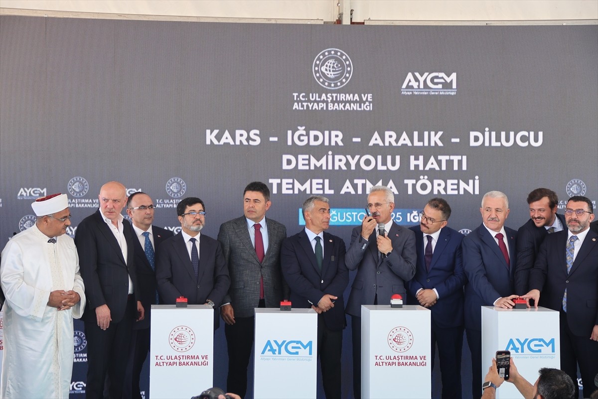 Ulaştırma ve Altyapı Bakanı Abdulkadir Uraloğlu (ortada), Kars-Iğdır-Aralık-Dilucu Demir Yolu...