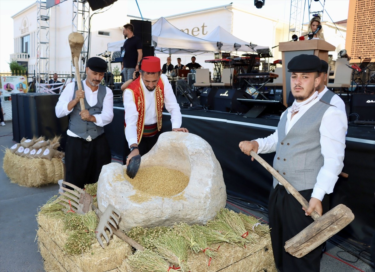 Ulaştırma ve Altyapı Bakanı Abdulkadir Uraloğlu (sol 5), Kırşehir'in Çiçekdağı ilçesinde...