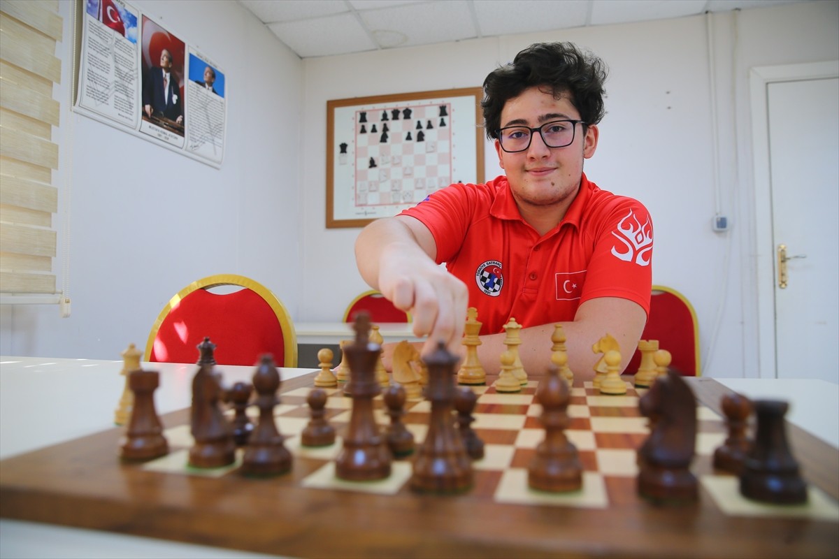 Uluslararası usta (IM) olma yolunda gereken 3 normdan 2'sini elde eden milli satranççı Serdar...