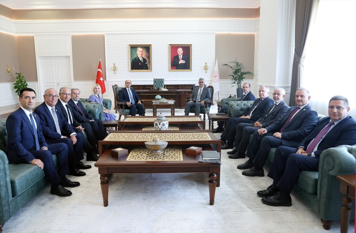 Üniversite Hastaneleri Birliği (ÜHB) Yönetim Kurulu üyeleri, Sağlık Bakanı Kemal Memişoğlu'nu (sağ...