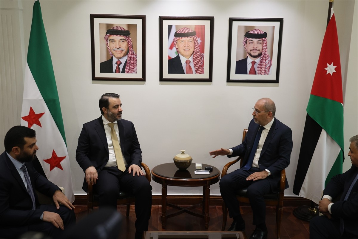 Ürdün Dışişleri Bakanı Ayman Safadi (solda), Suriye Dışişleri Bakanı Hasan Şeybani (sağda) ile...