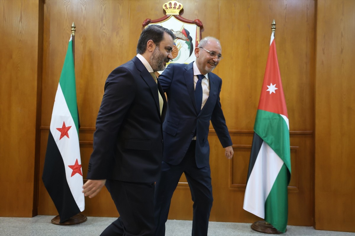 Ürdün Dışişleri Bakanı Ayman Safadi (solda), Suriye Dışişleri Bakanı Hasan Şeybani (sağda) ile...