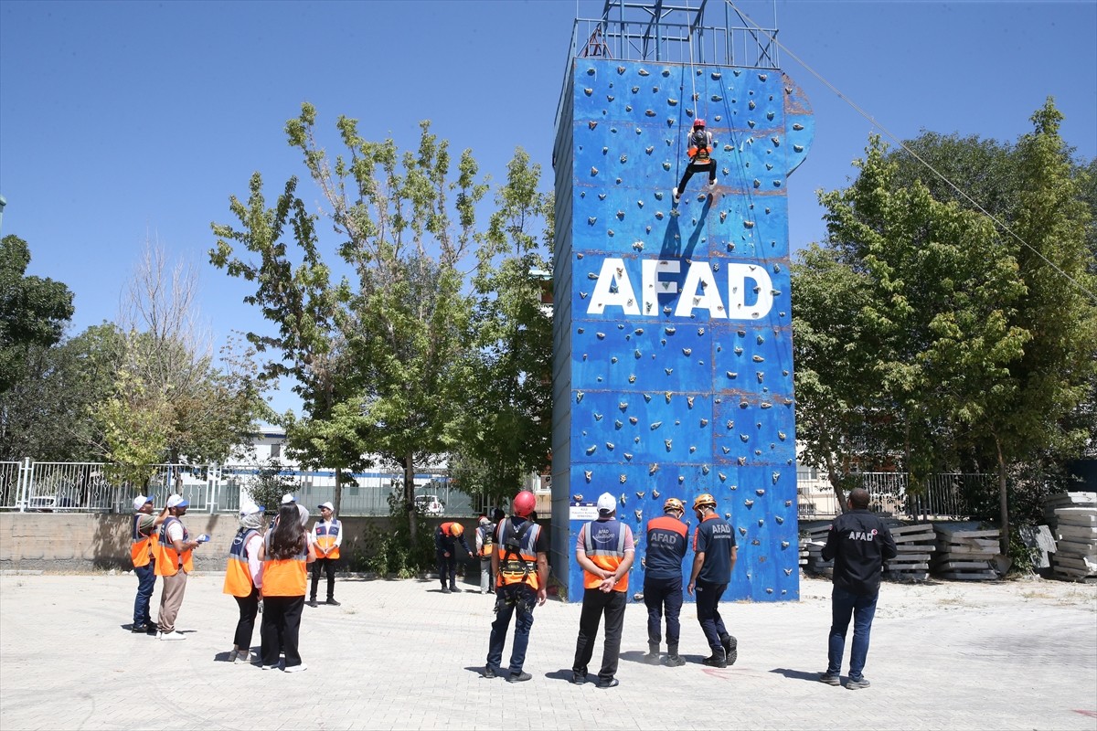 Van'da, Afet ve Acil Durum Müdürlüğünce "Destek AFAD Gönüllü Buluşması" etkinliği düzenlendi....