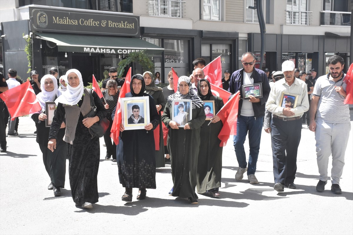 Van'da çocukları dağa kaçırılan aileler, DEM Parti İl Başkanlığı önündeki eylemlerine bu hafta da...