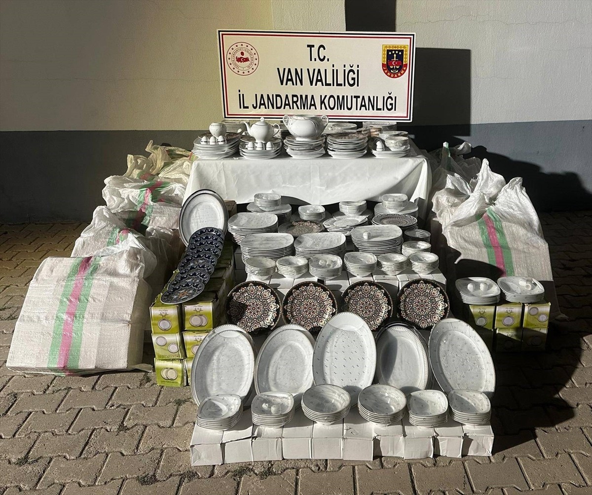  Van'da jandarma ekiplerince düzenlenen kaçakçılık operasyonlarında 60 şüpheli gözaltına...