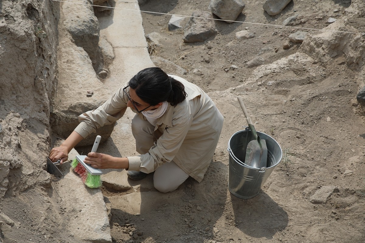 Van'da Urartular dönemine ait Körzüt Kalesi kalıntısının bulunduğu alanda yürütülen kazılarda...