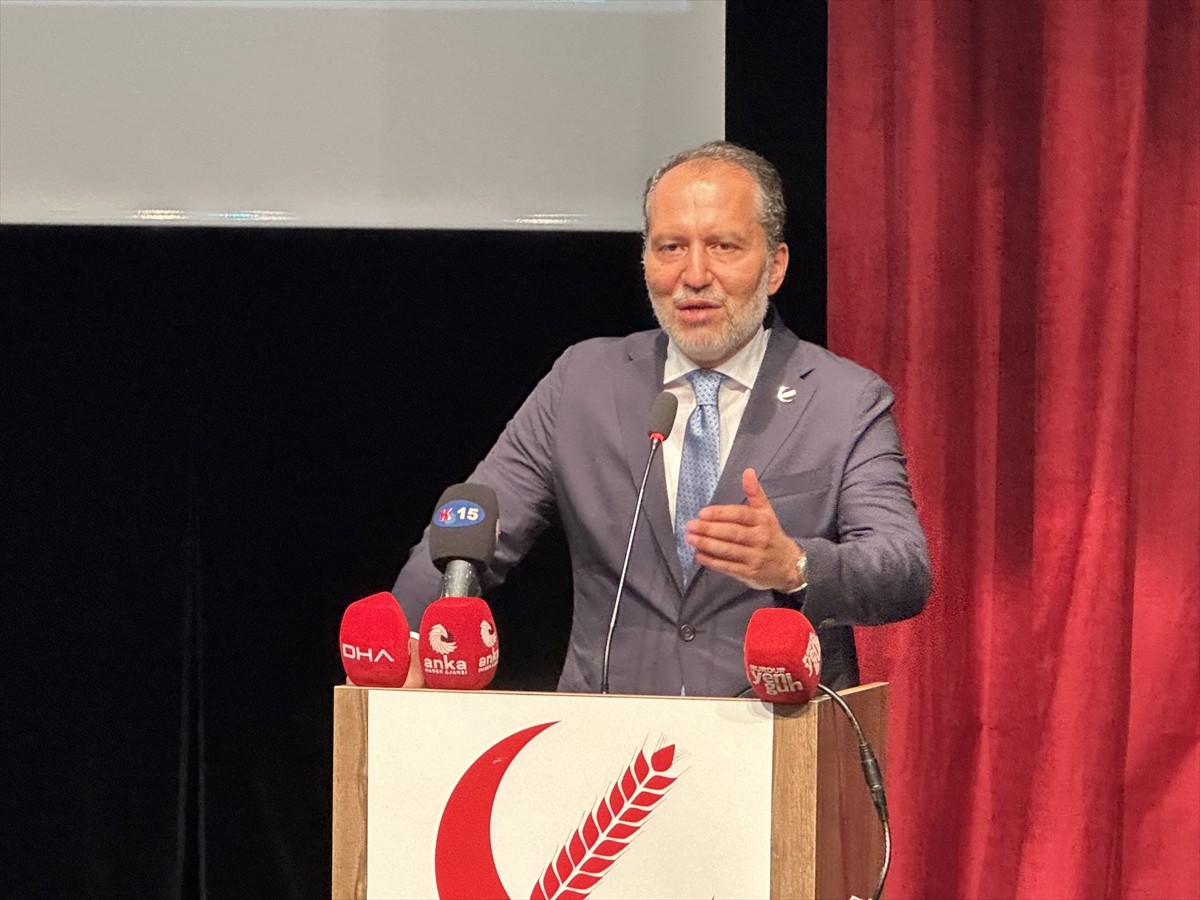 Yeniden Refah Partisi Genel Başkanı Fatih Erbakan, Burdur Kültür Merkezi'nde düzenlenen partisinin...