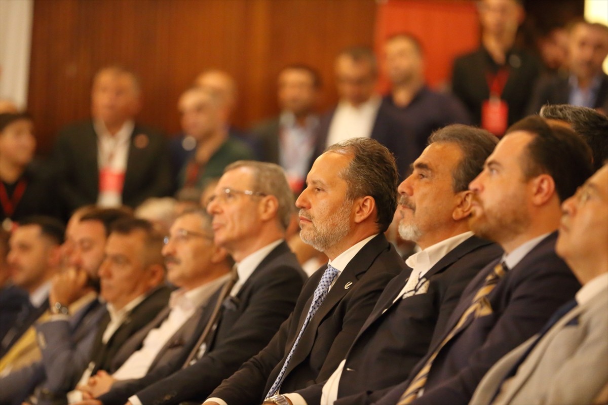 Yeniden Refah Partisi Genel Başkanı Fatih Erbakan (ortada), partisinin Çorum İl Başkanlığının...